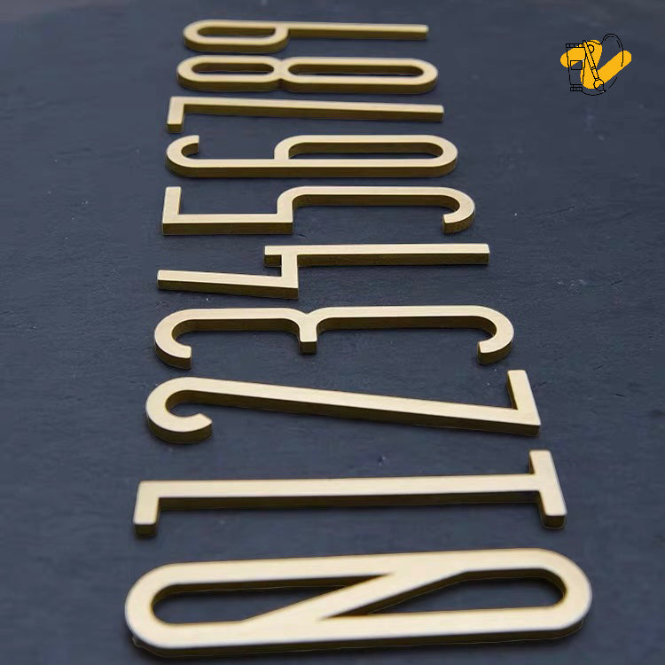 真鍮製の数字と文字の看板