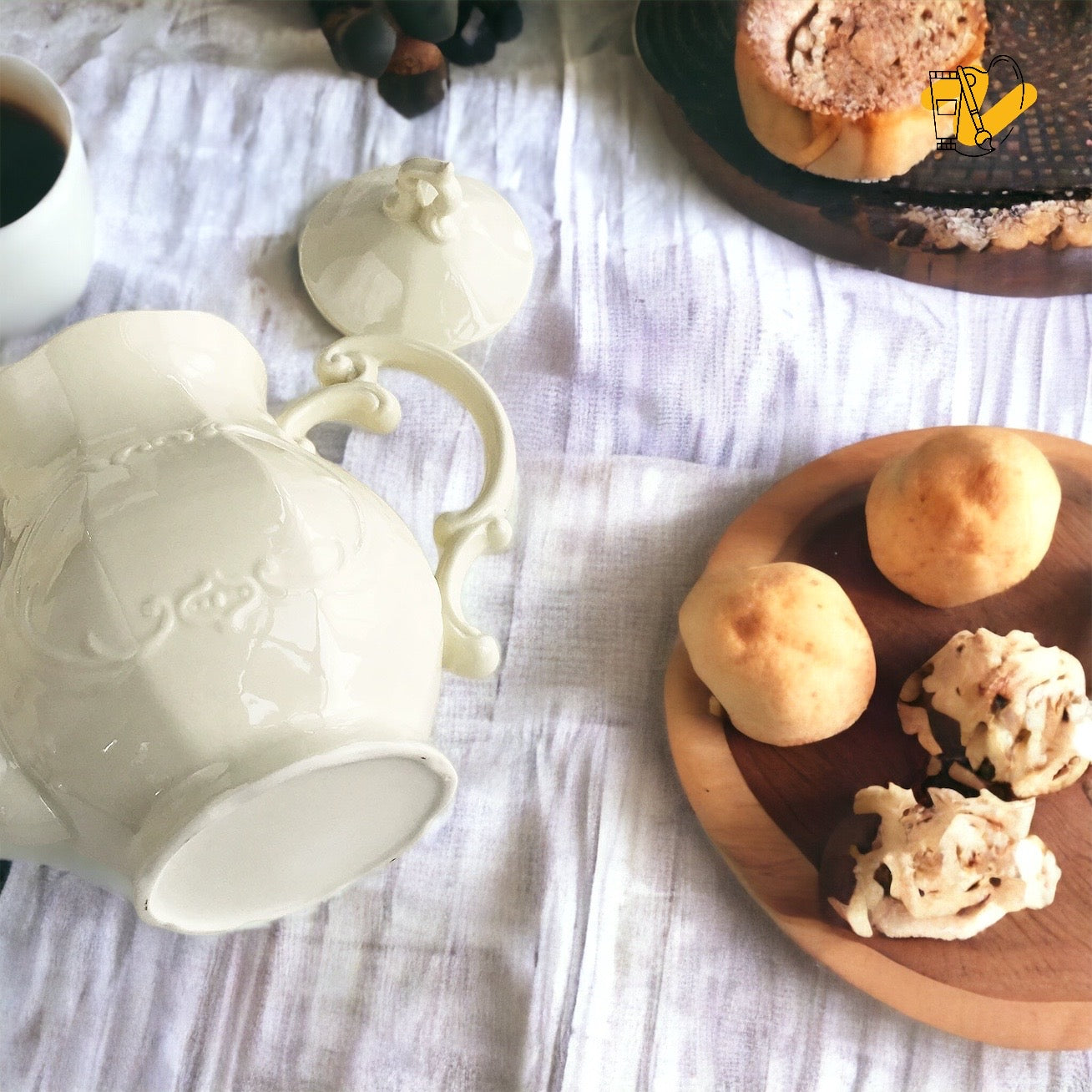 Cream Color Neoclassical Style Teapot (1,300ml)